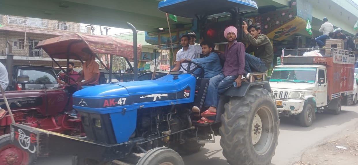 Farmers surrounded the Collectorate with tractor-trolleys, people were stuck in the jam for four hours.