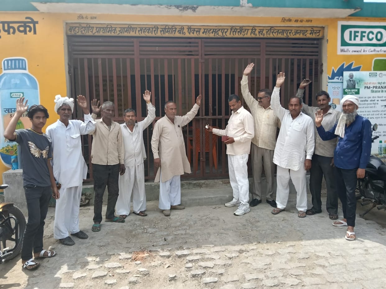 Farmers create ruckus after finding Mahmudpur Sikheda Cooperative Society locked