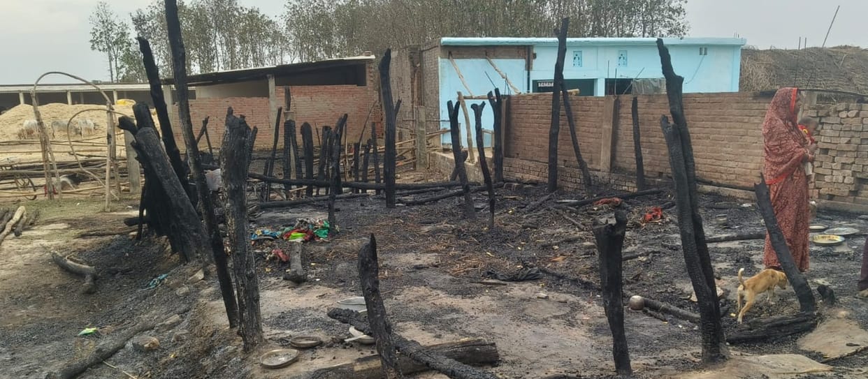 In two incidents of fire, five huts burned down, belongings turned to ashes