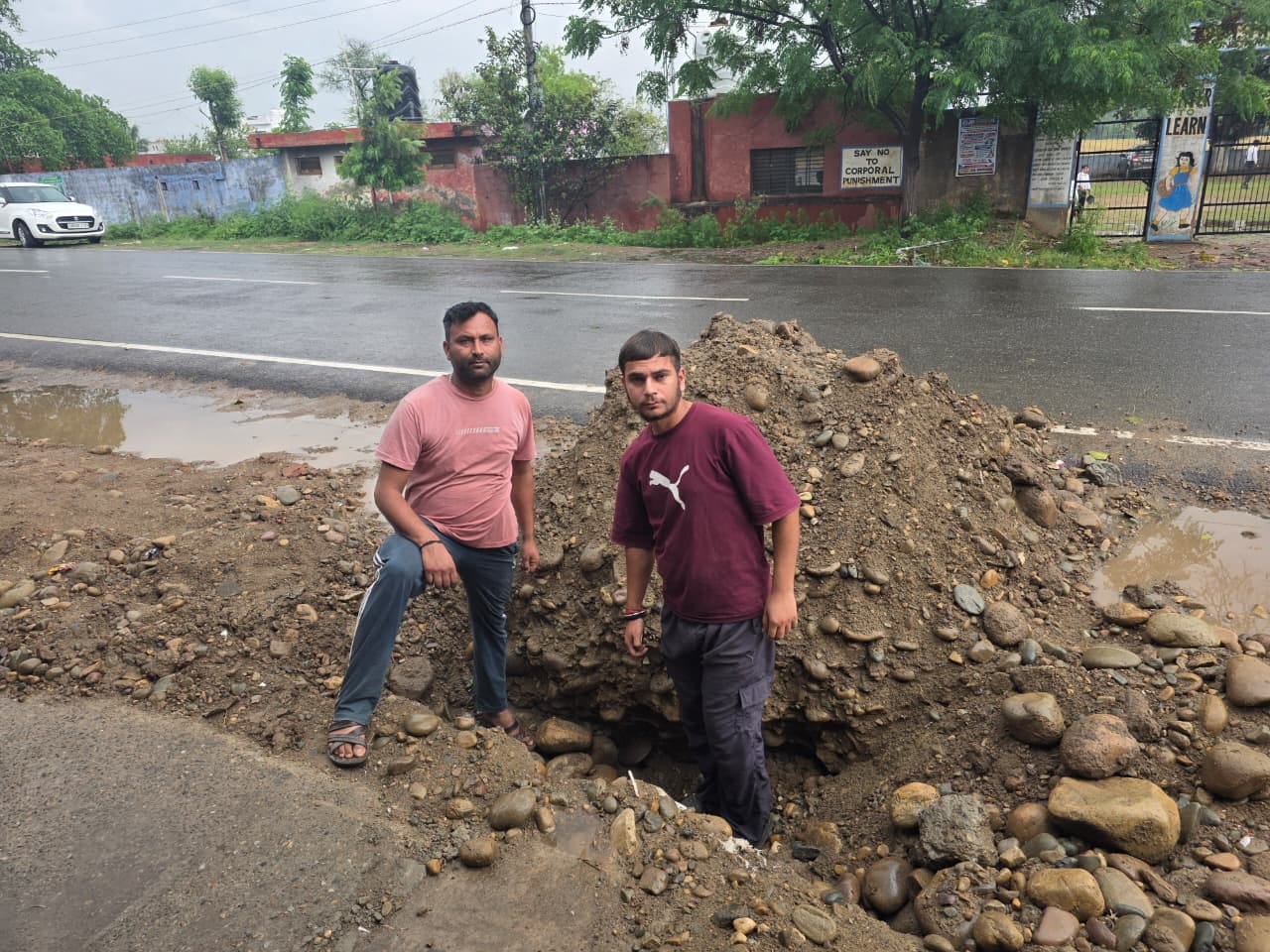 चडवाल के पास फाइबर बिछाने के लिए उखाड़े गए सड़क के किनारे