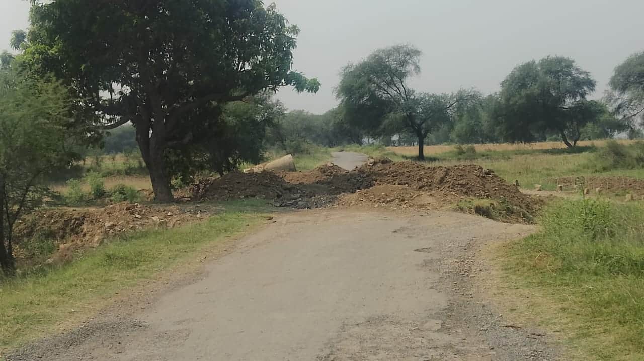 छानबे क्षेत्र के बबुरा गांव में पुलिया के निर्माण के लिए खोदी गई सड़क फोटो , स्रोत संवाद