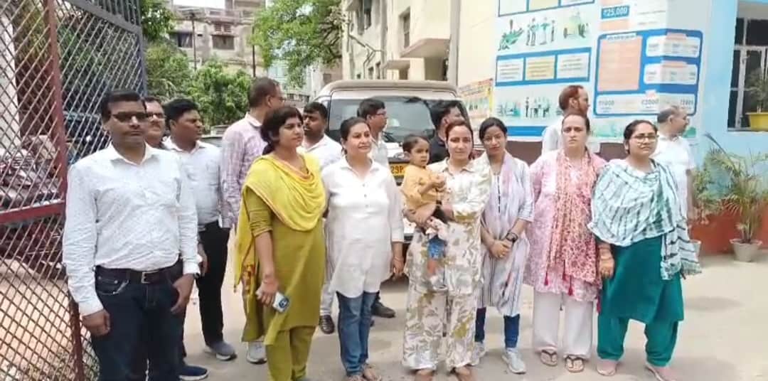 शिक्षिकों का हंगामा