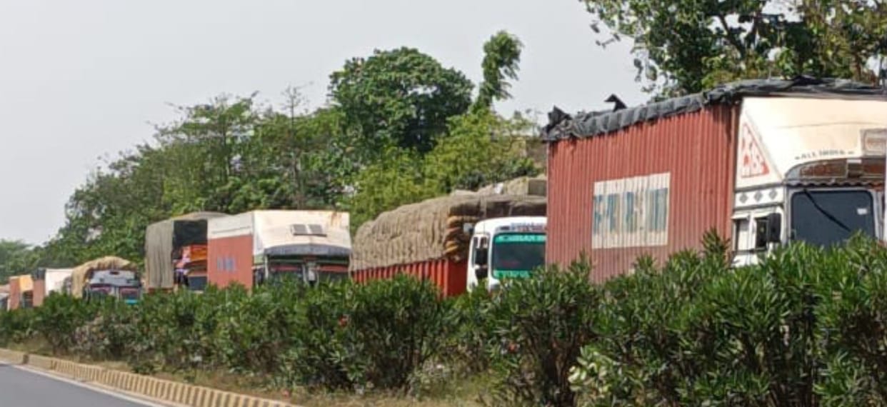 Highway Paralyzed by Strict Enforcement at Balthari Checkpost... Vehicles Stranded Up to Tamkuhi