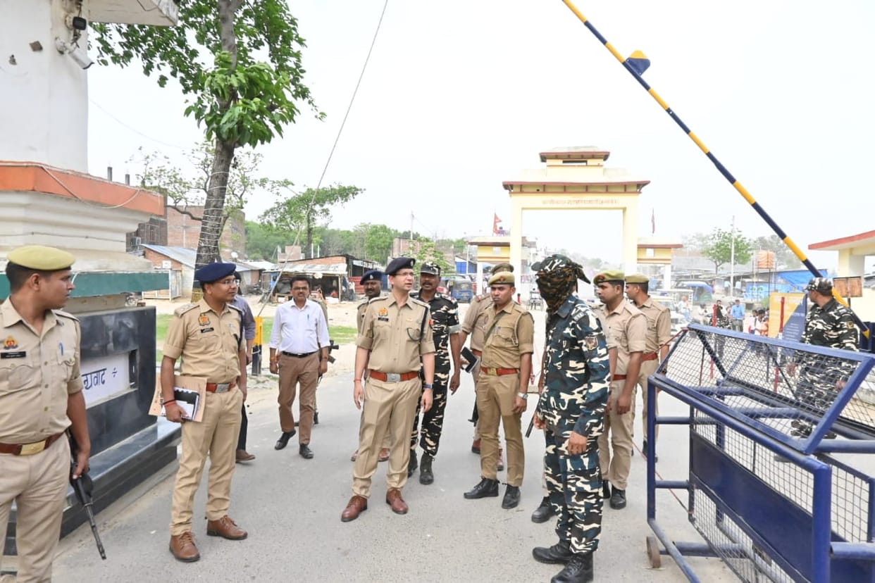 The newly arrived SP inspected the police station and instructed his subordinates.