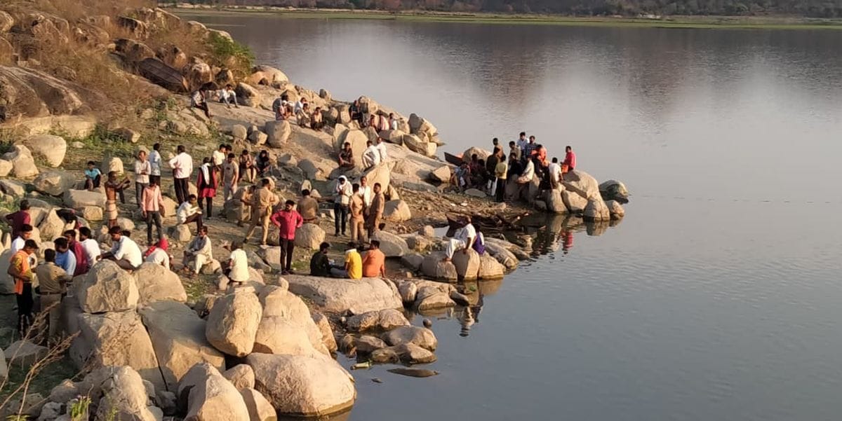 A boat capsized while roaming in Kamalpura Dam, a young man drowned.