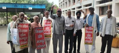 Farmers protest for compensation of Rs 30,000 per acre