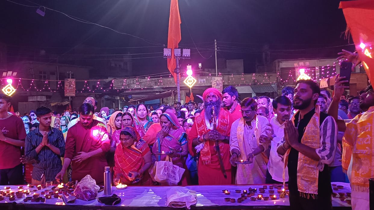 The pandal was illuminated with 11 thousand lamps.