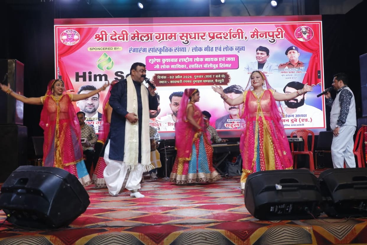 Suresh Kushwaha enlivened the gathering with his songs and received applause.