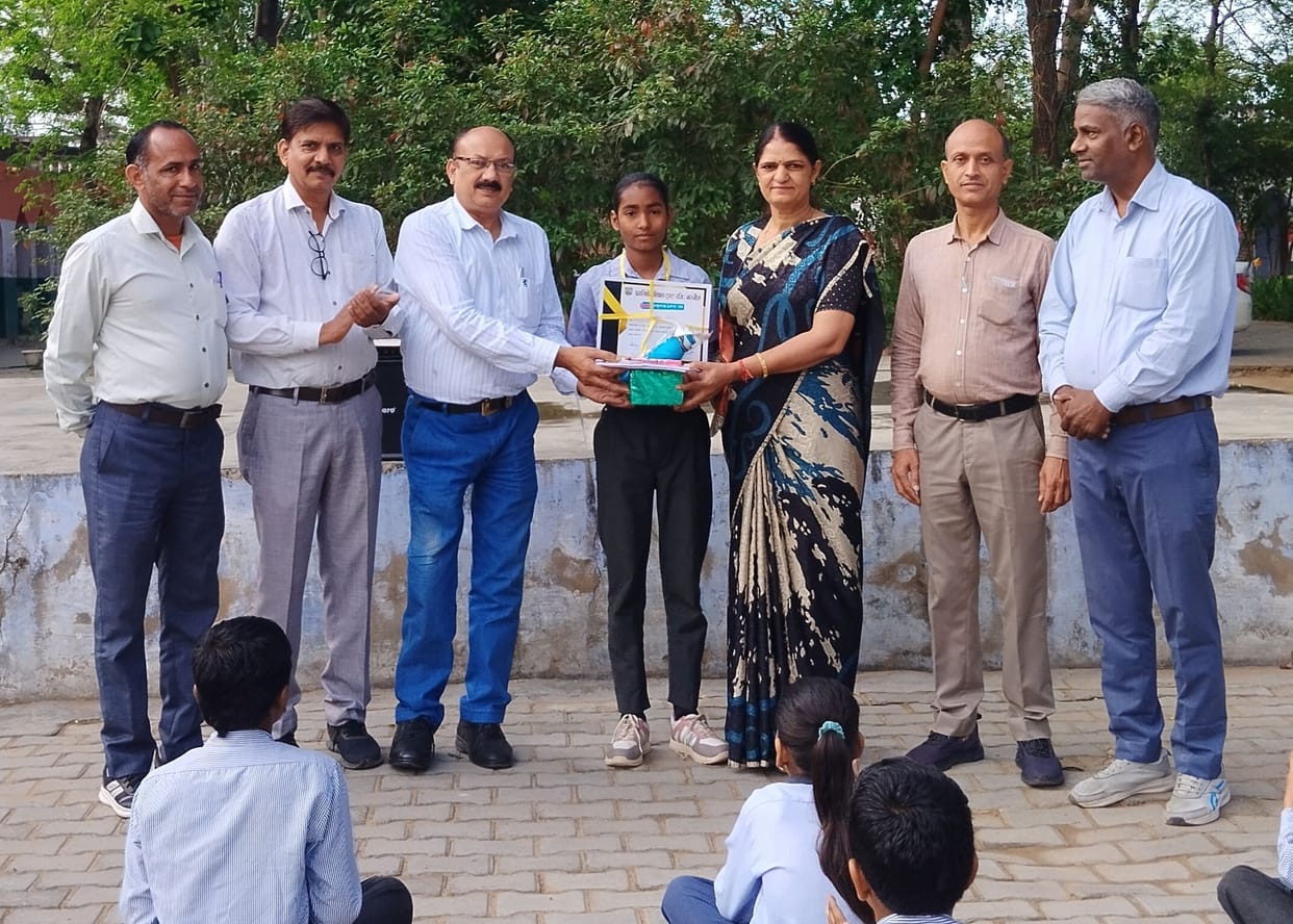 Anjali, a student of Akbarpur School, honored.