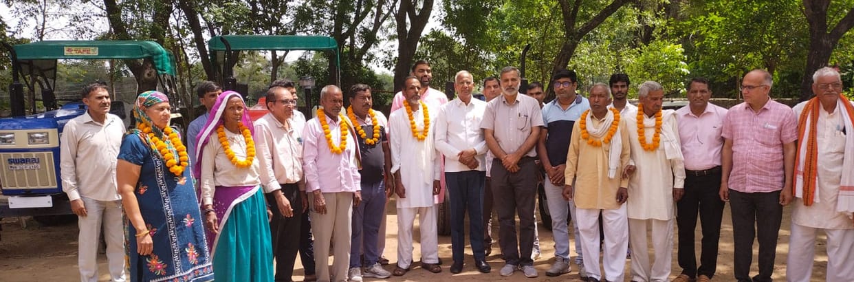 The Agriculture Department handed over tractors to seven farmers from Mahendragarh and Satnali.