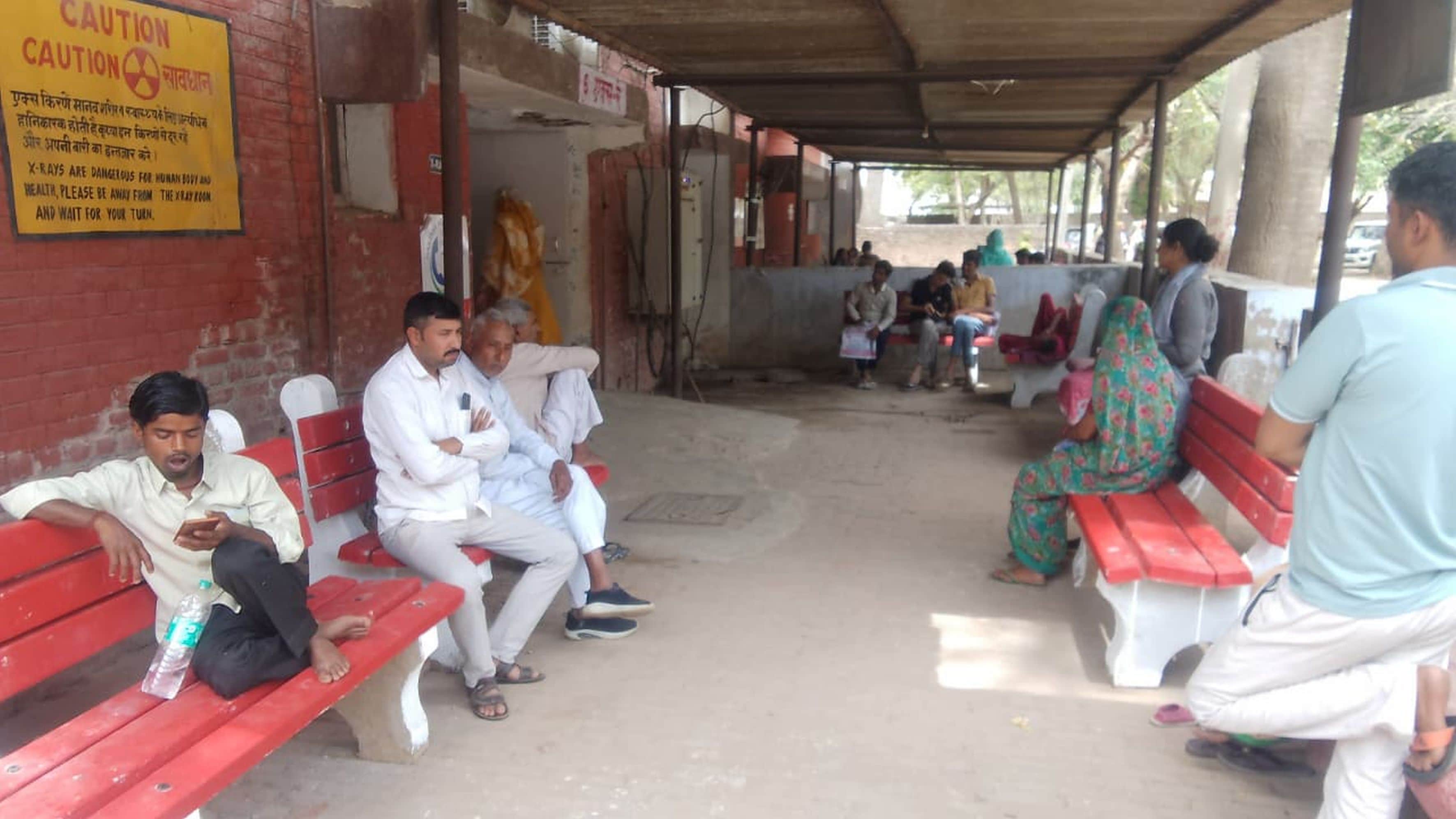 फोटो संख्या:56 नागरिक अस्पताल में एक्स-रे कक्ष के बाहर बैठे मरीज। संवाद