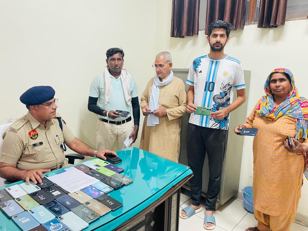 Police recovered and returned 40 lost mobile phones