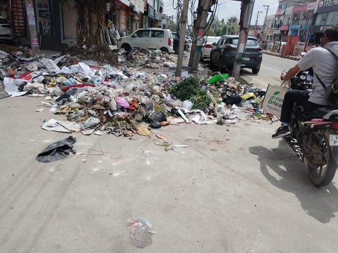 Garbage in the city: When no place was found to dump it, the collection was stopped