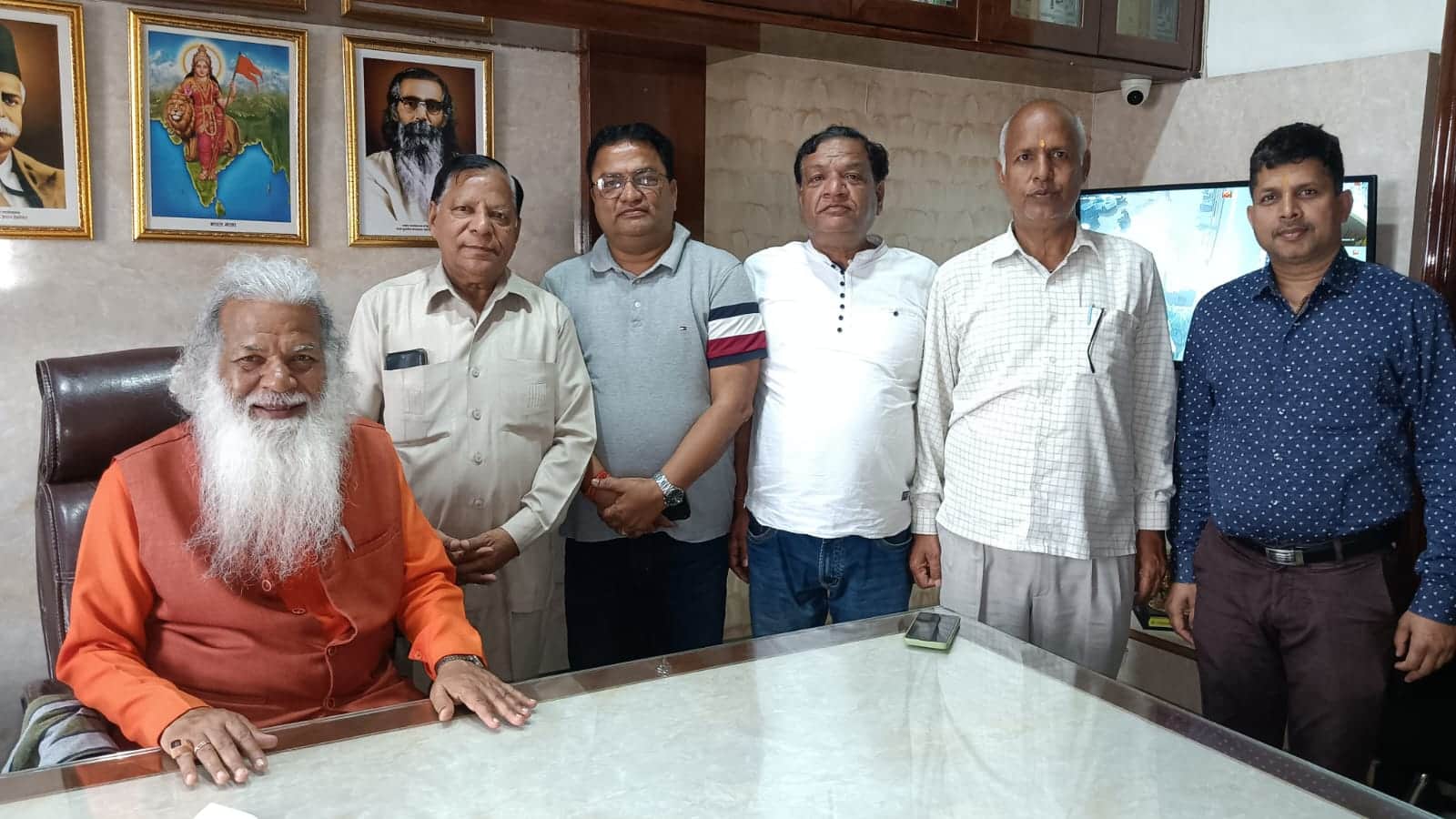 गोहाना में अनाथ व वृद्ध आश्रम के उद्घाटन से पहले निरीक्षण करते डॉ. स्वामी परमानंद महाराज व सभा 