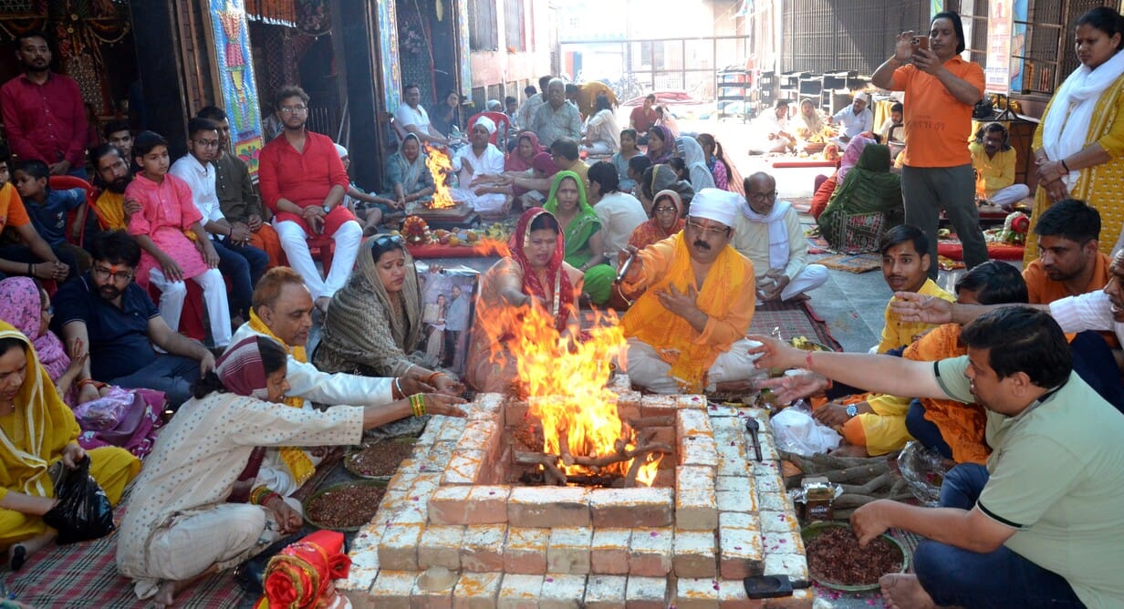 Somewhere Sunderkand and somewhere Hanuman Chalisa echoed