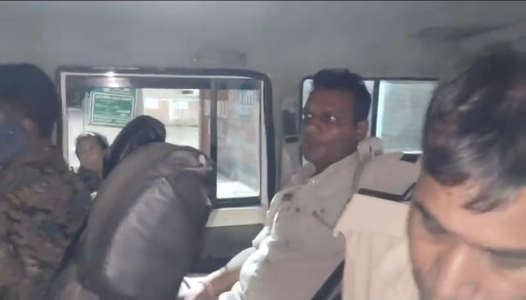 गाड़ी में बैठा पुलिस कर्मी