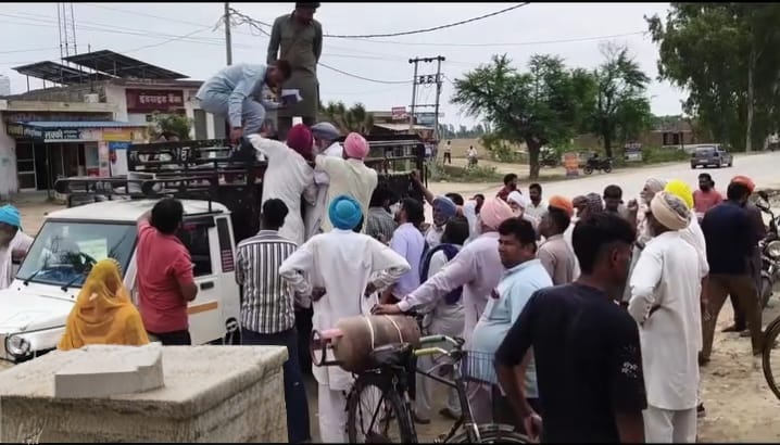 Domestic gas cylinders were distributed in the presence of police