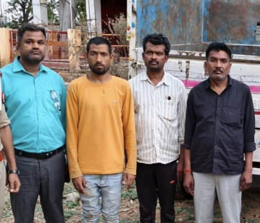 घोरावल में गोवंशों के साथ पकड़े गए आरोपी। स्रोत पुलिस