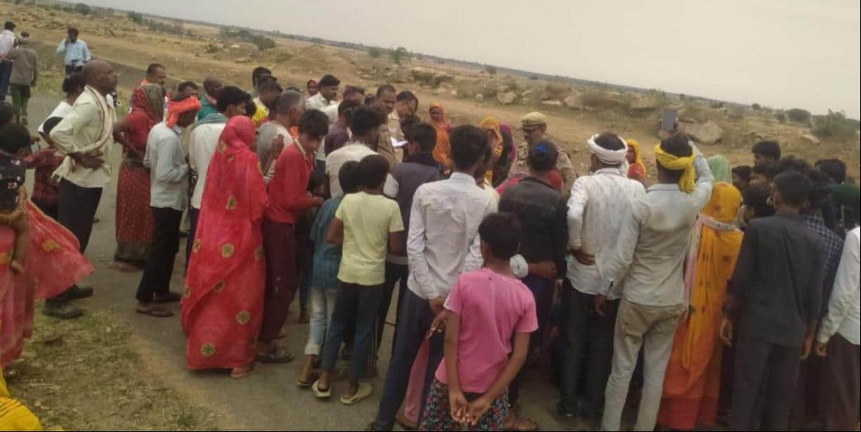 हलिया नहर में डूबने से बालक की मौत के बाद जूटी भीड़। स्रोत- संवाद