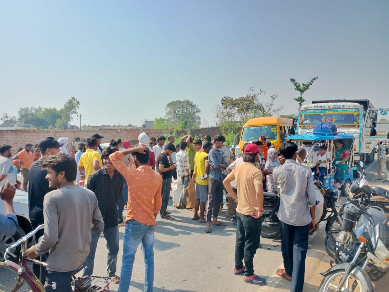 People staged a blockade in front of the Hata Gas Agency over gas-related issues.