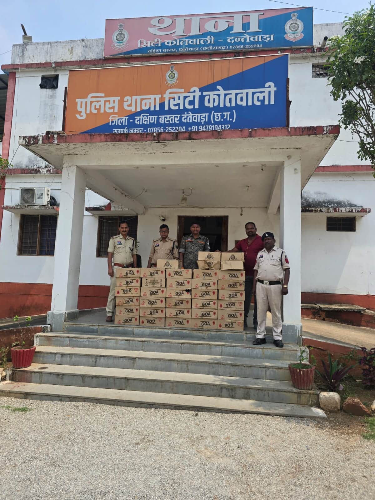 जब्त शराब को पेश करती पुलिस