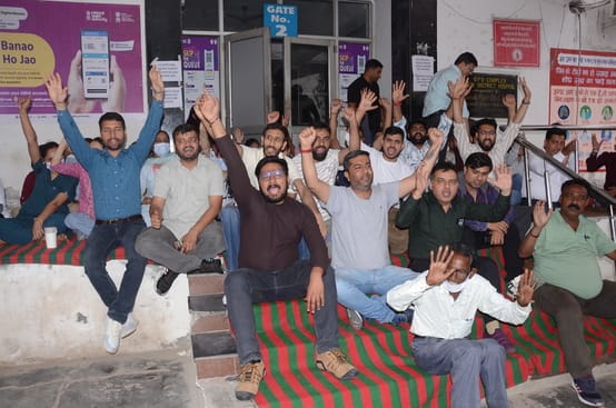 जीएमसी कठुआ में हड़ताल के दौरान नारेबाजी करते पैरामेडिकल स्टाफ के सदस्य। संवाद