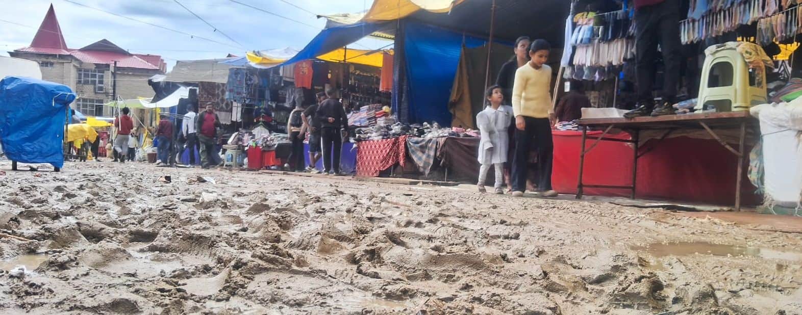 जोगिंद्रनगर राज्य स्तरीय देवता मेले में वर्षा से मेला मैदान में फैला कीचड़।