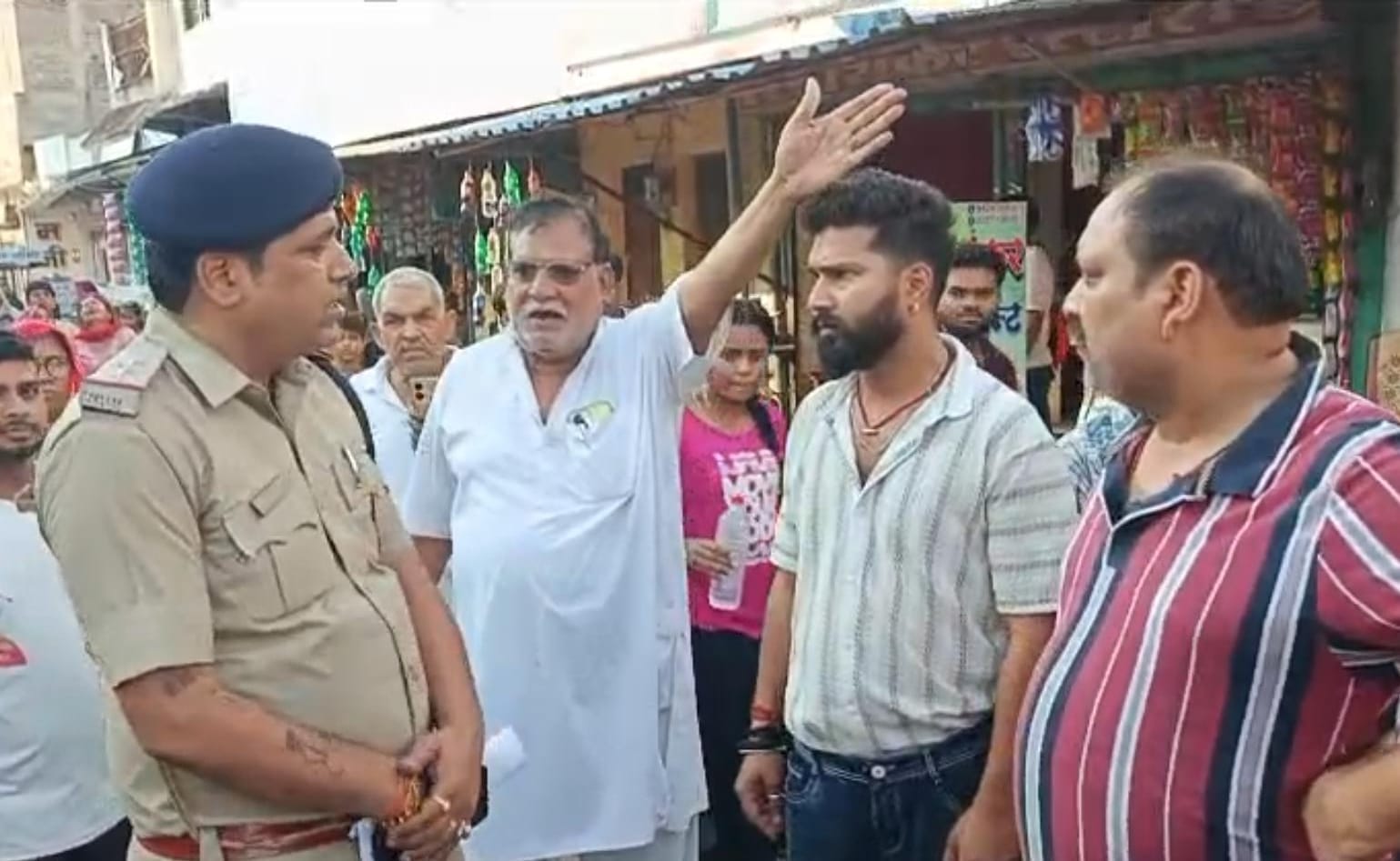 लोगों से बातचीत करती पुलिस।