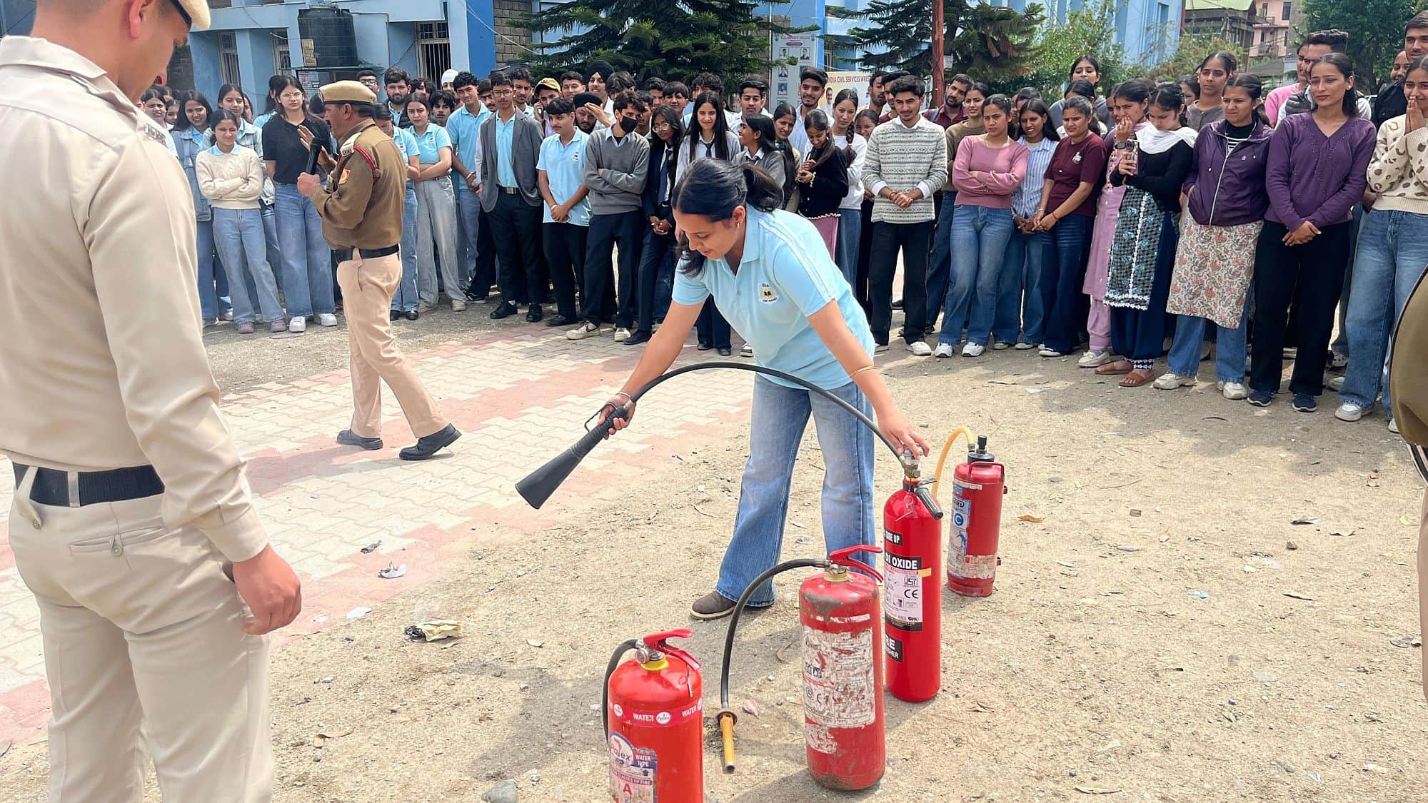 मंडी कॉलेज में आयोजित मॉक ड्रिल में आग पर काबू करना बताते अग्निशमन विभाग के कमचारी। संवाद