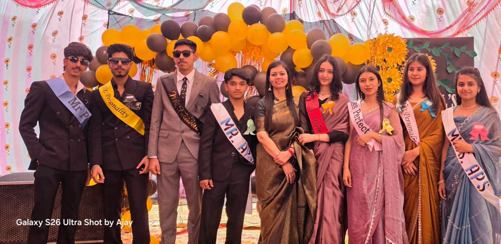 मिस्टर एंड मिस एपीएस के साथ एंजल पब्लिक स्कूल का स्टाफ और अन्य। स्त्रोत:स्कूल