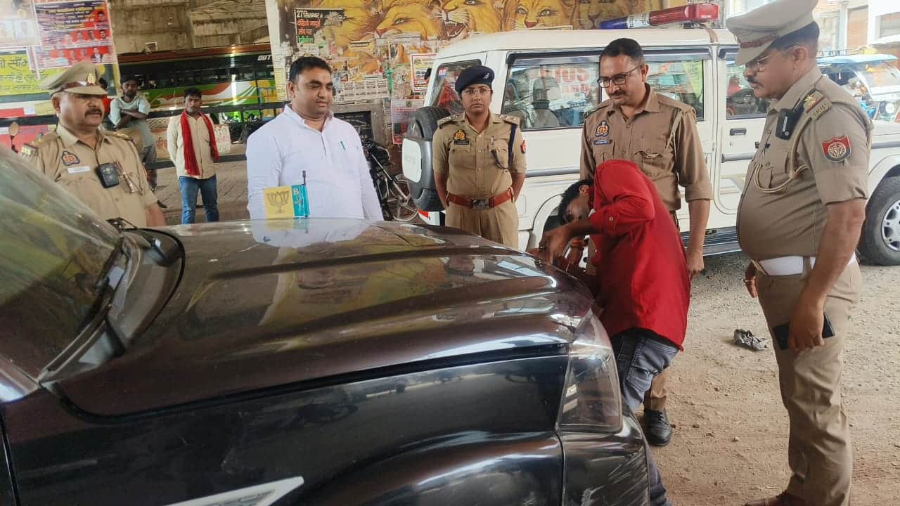 रॉबर्ट्सगंज में वाहनों से हूटर निकालती यातायात पुलिस। स्रोत पुलिस