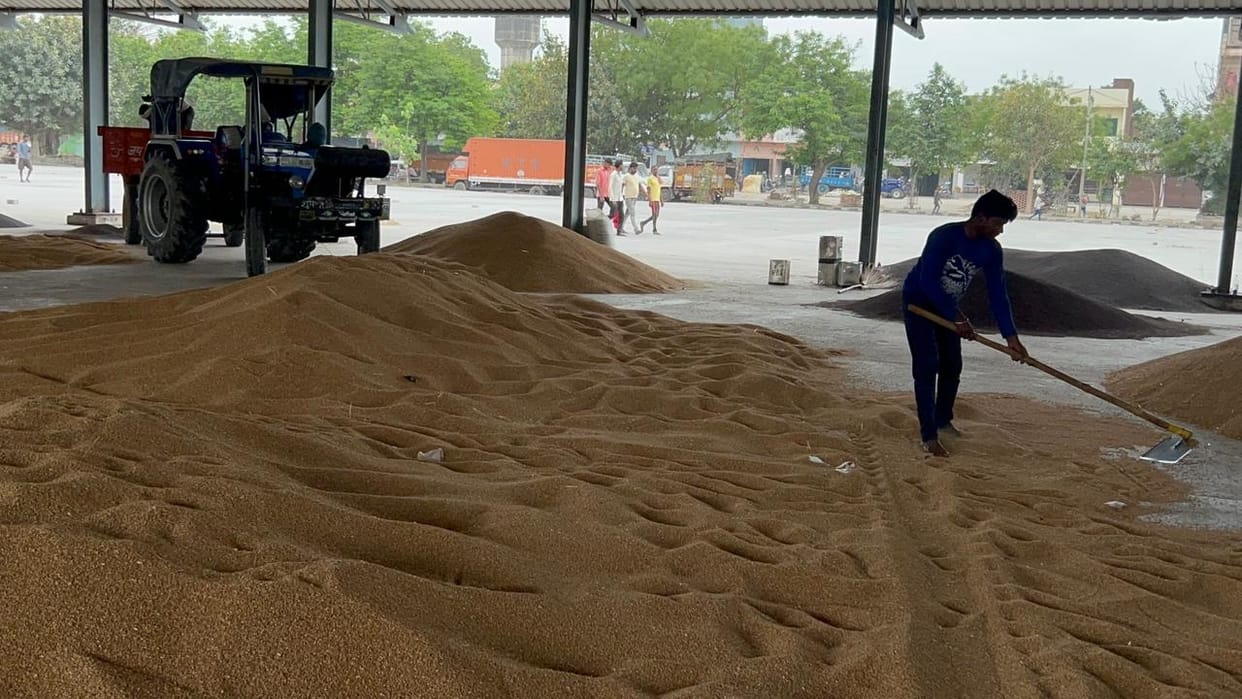900 quintals of wheat arrived, but government procurement was not possible due to 15 percent moisture.