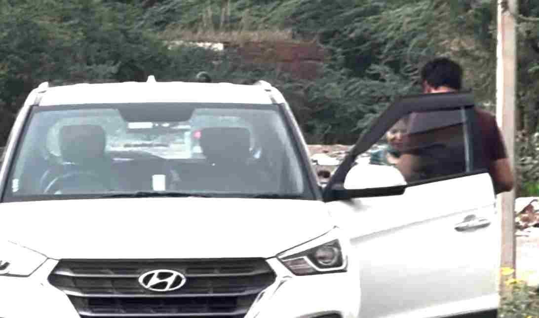 Car driver caught on camera throwing garbage, challan issued