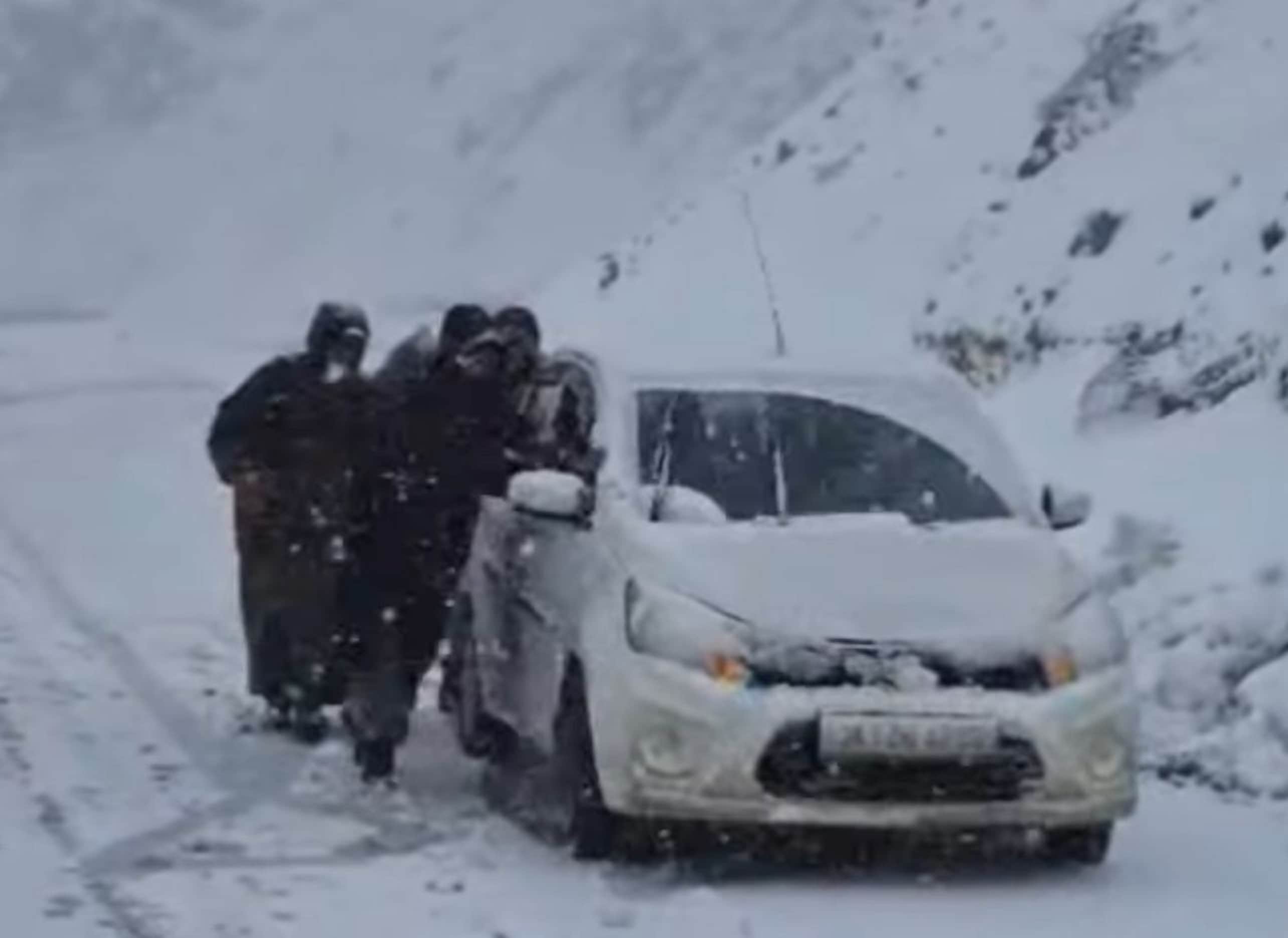 शोपियां में बर्फबारी के बाद फंसे वाहन। 