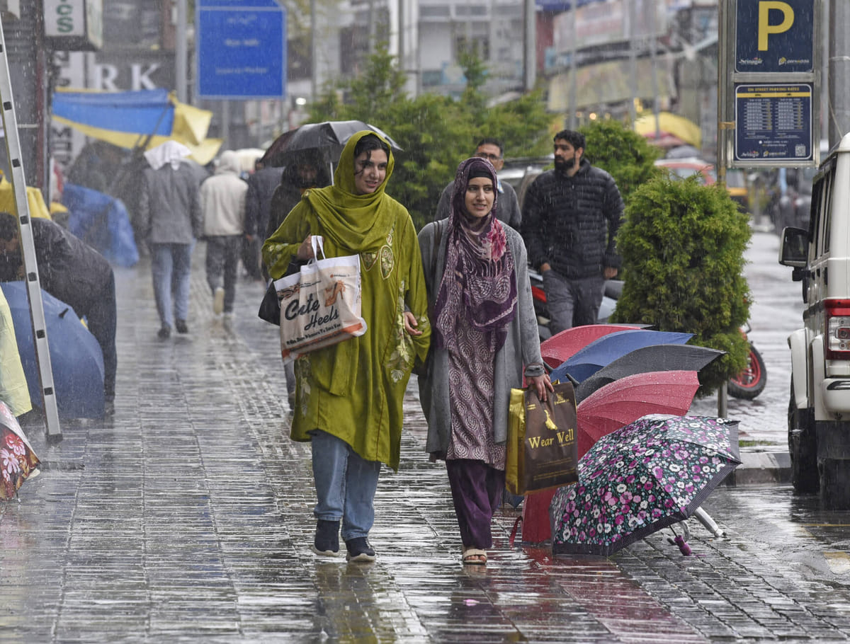 Srinagar News: फिर बिगड़ा घाटी का मौसम, मैदानों में बारिश और पहाड़ों पर बर्फबारी