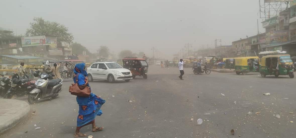 Rainfall occurs for the third time in a week; storm winds blow at a speed of 30 kilometers per hour.