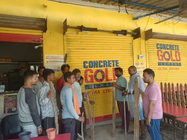 दुकान में बंदर को बंद करके बाहर खड़े ग्रामीण। संवाद