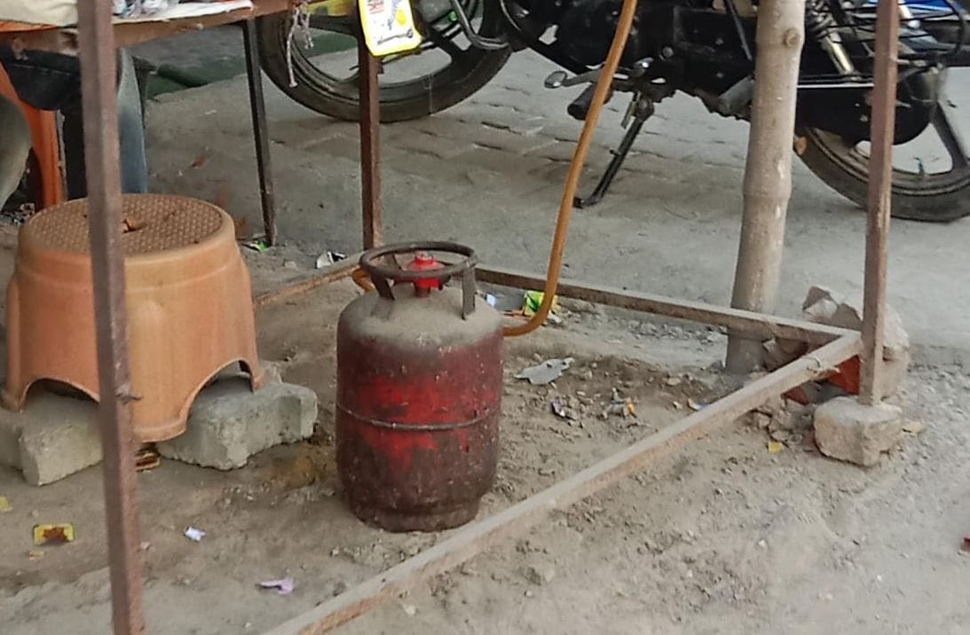 Small cylinders are not available at gas agencies, workers are upset