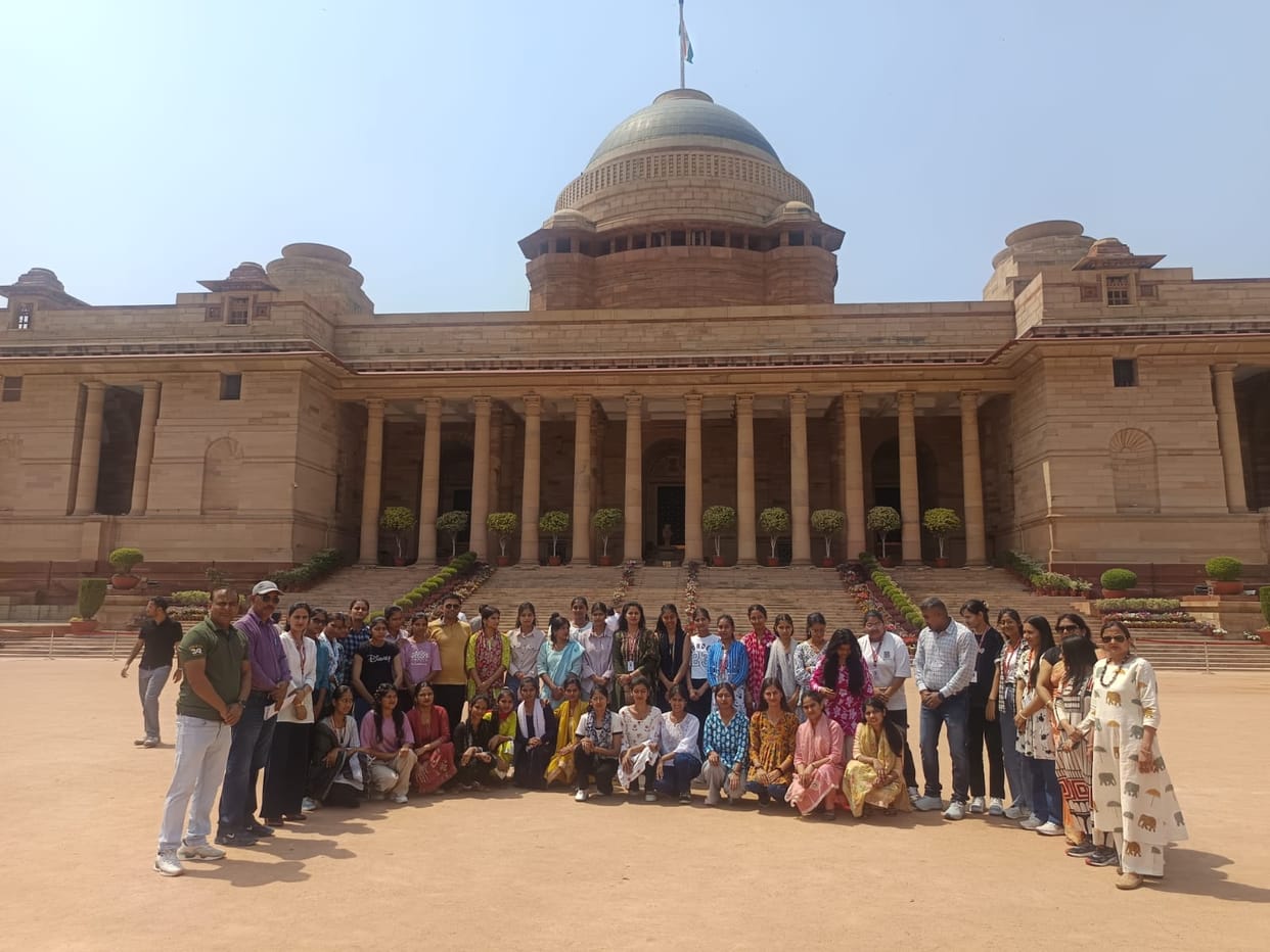 The female students toured Delhi.