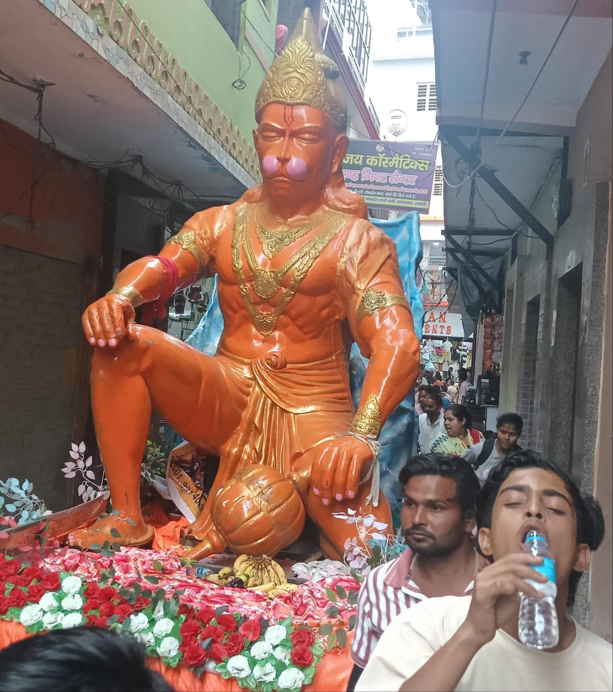 A grand procession was taken out on the occasion of Shri Balaji's birth anniversary.