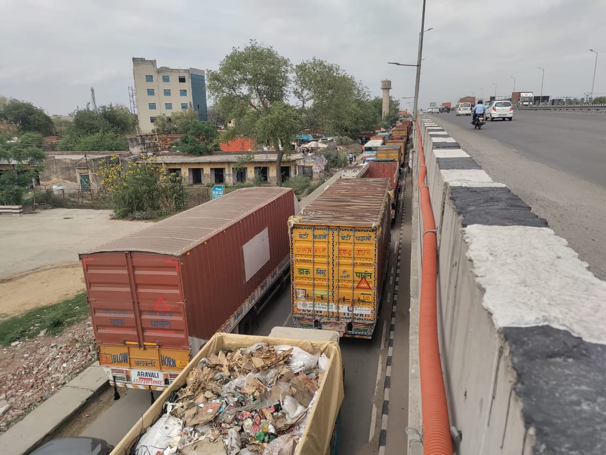 Three kilometer long queue of vehicles at Kapriwas underpass