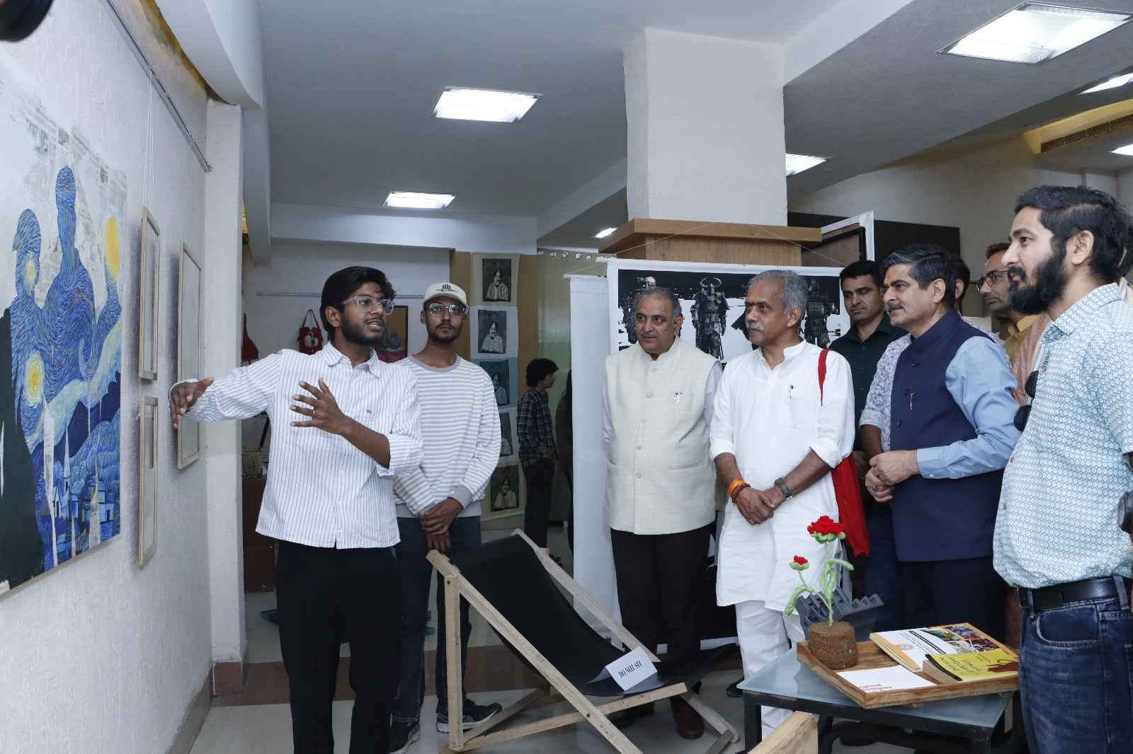 02-जीजेयू में आयोजित अक्षरम् के दौरान क्रश हॉल में लगी आर्ट एग्जीबिशन से अतिथियों को रूबरू करात