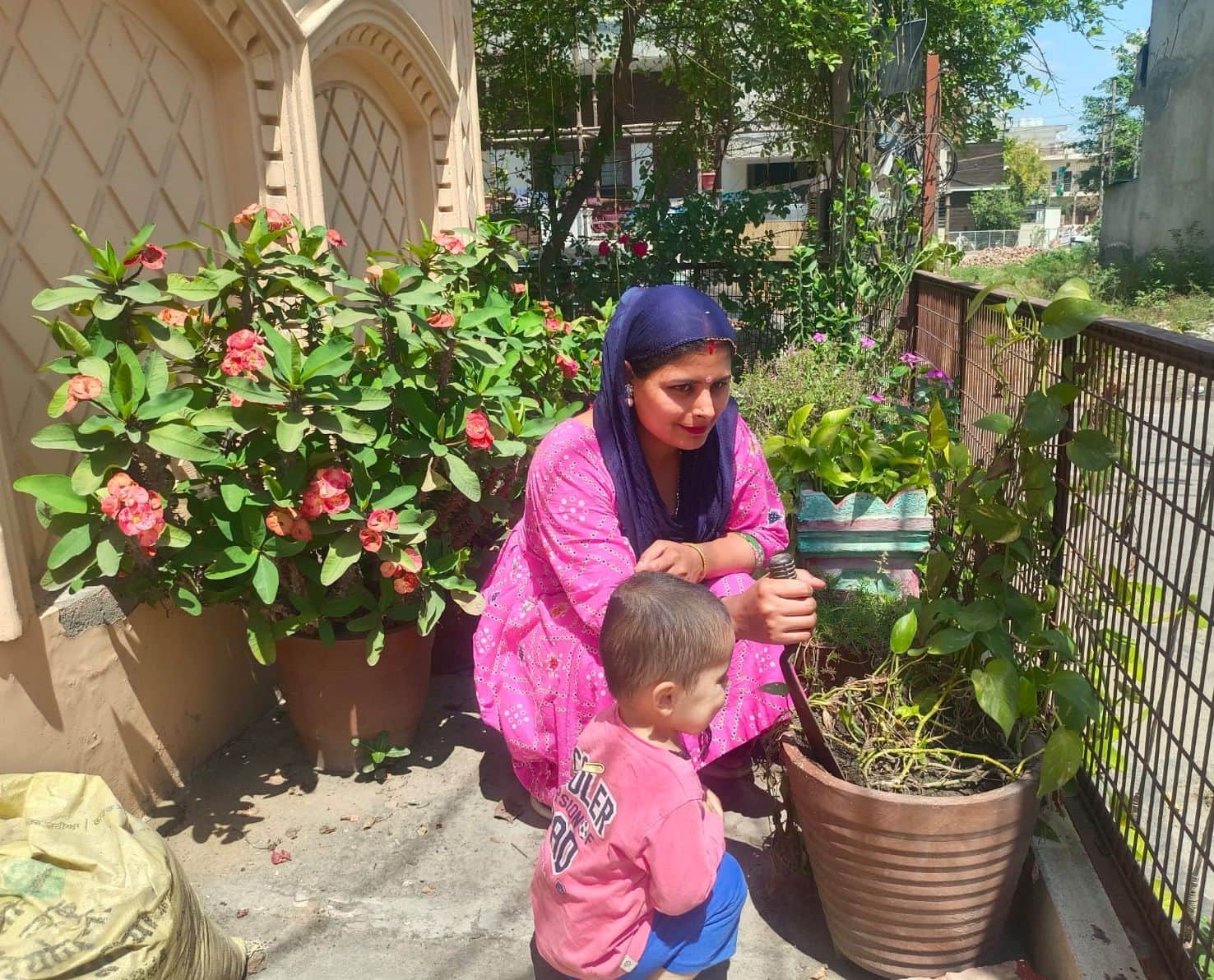 03-बगिया में पौधों की देखभाल करतीं सेक्टर दो निवासी पूजा नांदल। संवाद