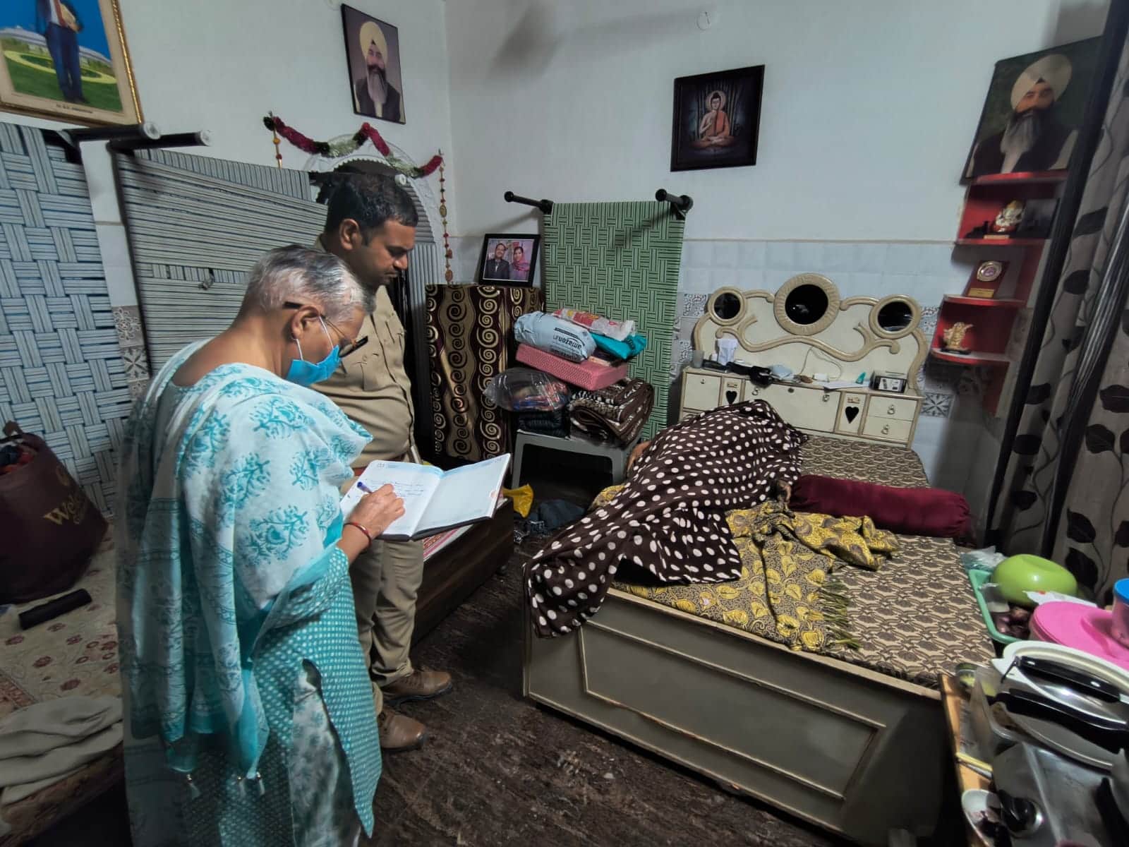 04-छोटूराम नगर में आरटीए के रिटायर्ड सचिव की मौत की जांच करती एफएसएल डॉक्टर सरोज दहिया। संवाद