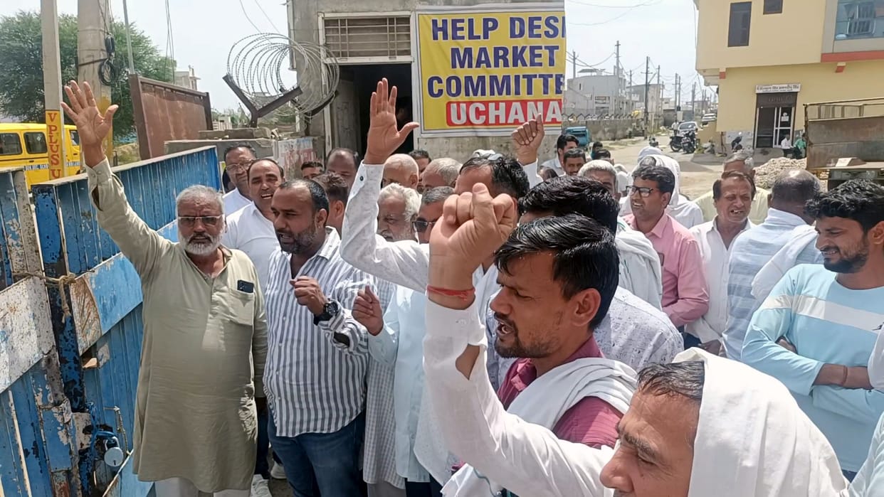 Commission Agents Lock Uchana Mandi Gate, Protest Against New Crop Procurement Rules