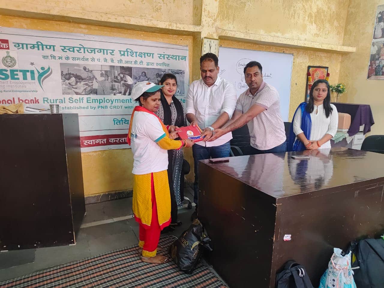 05jjrp06- डीघल निवासी रागिनी को सम्मानित करते पीएनबी के ग्रामीण स्वरोजगार केंद्र के निदेशक उमेश