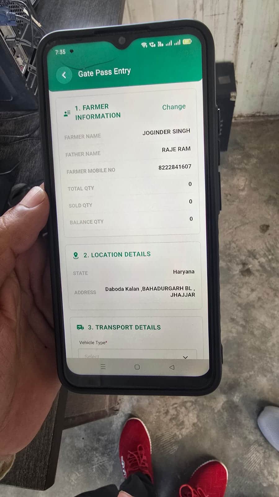 05jjrp15- झज्जर। किसान की फसल की मात्रा पोर्टल पर दिखाई गई शून्य। संवाद