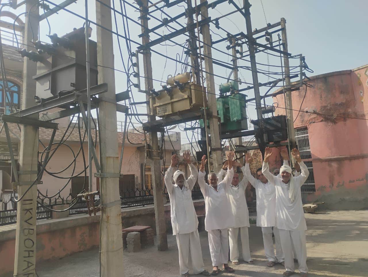 06-बोहर के अठगामा भवन में बिजली निगम ने लगाए 4 ट्रांसफॉर्मरों का विरोध करते ग्रामीण। स्रोत : ग्