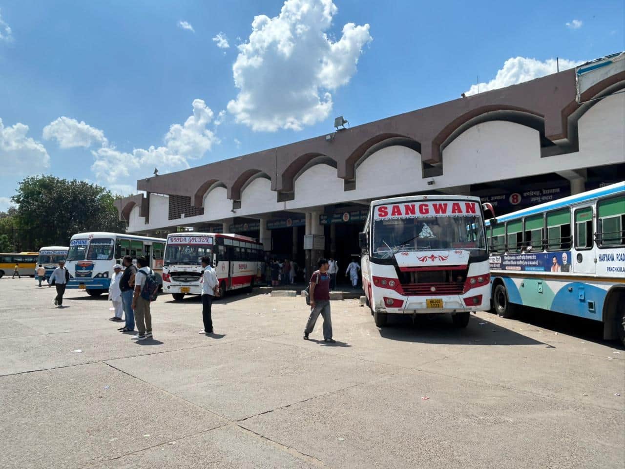 10 रोहतक बस स्टैंड पर खाली पड़ा हिसार-सिरसा मार्ग। संवाद