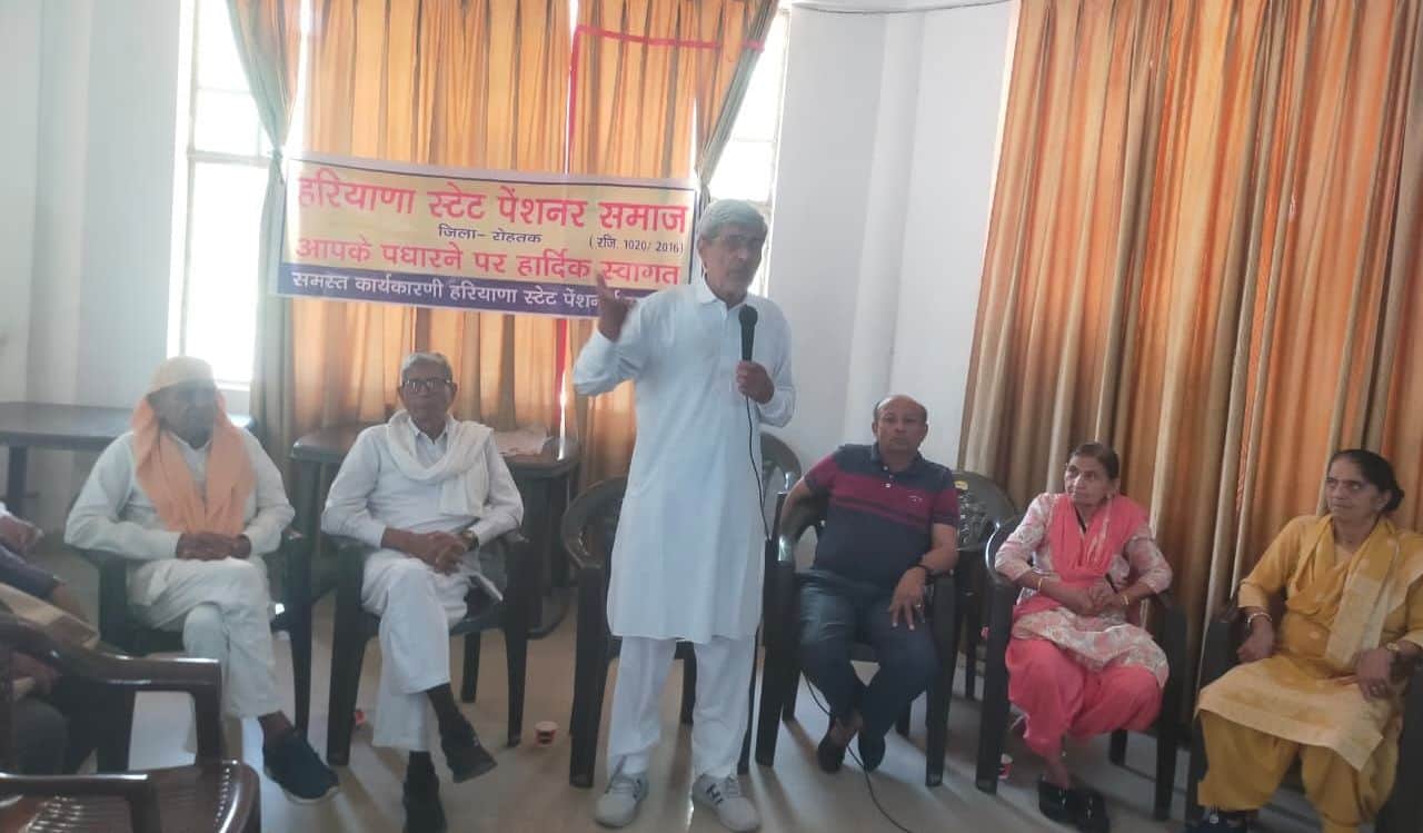 12-रोहतक के मानसरोवर पार्क स्थित सीनियर सिटीजन क्लब में बैठक करते हरियाणा स्टेट पेंशन समाज के प